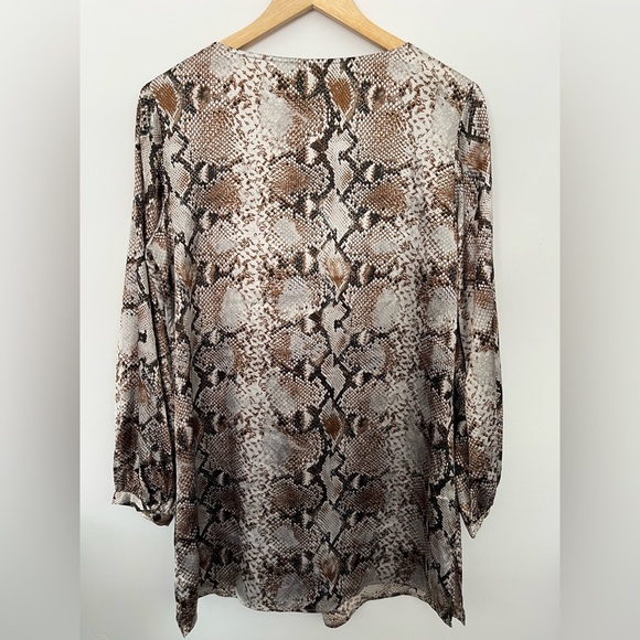 Chico's Womens SZ 1 Snake Reptile Tunic Blouse Silky Shiny Relaxed Boho 90s Y2K - Picture 4 of 4
